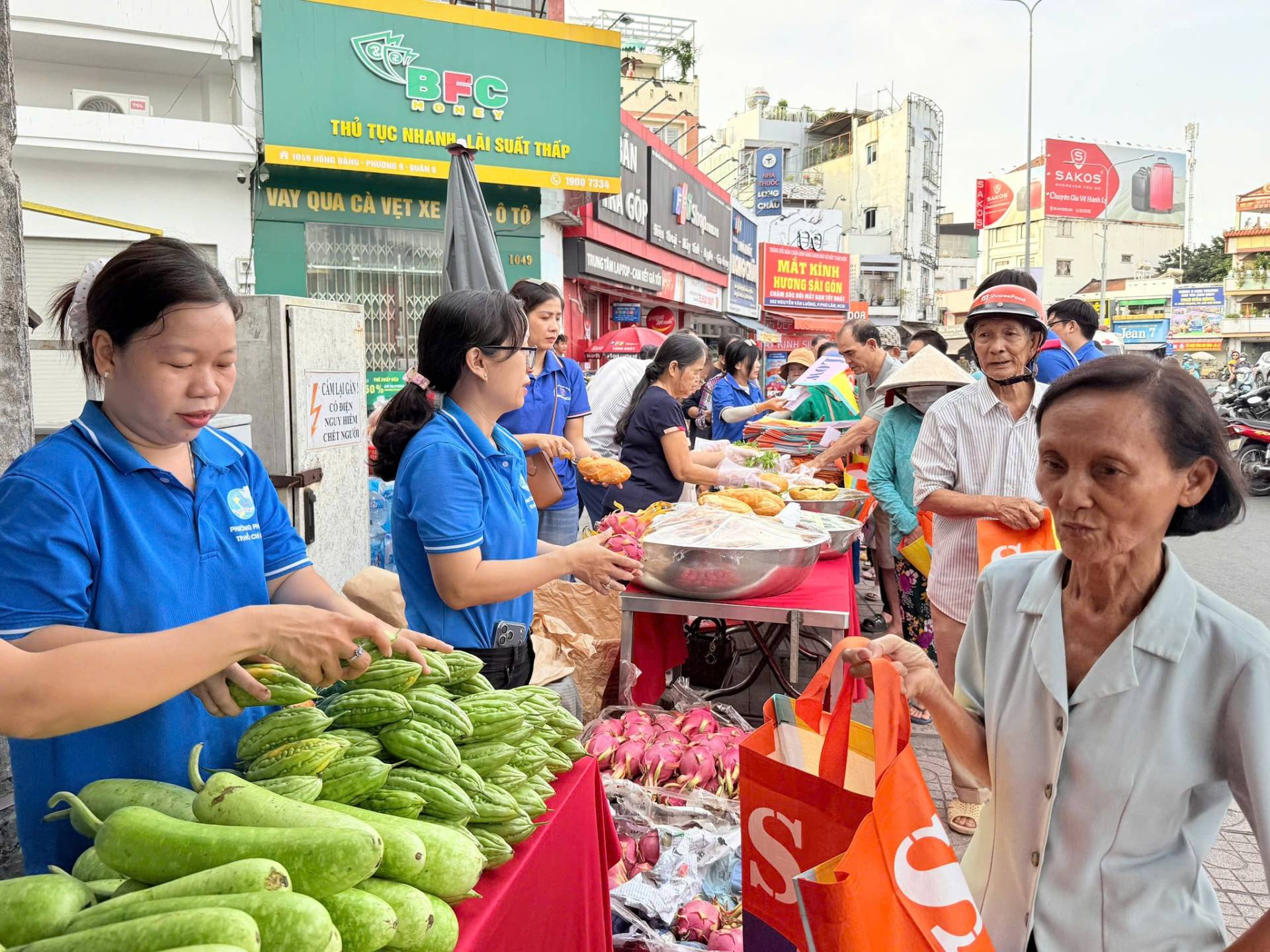 C&oacute; thể l&agrave; h&igrave;nh ảnh về một hoặc nhiều người v&agrave; văn bản