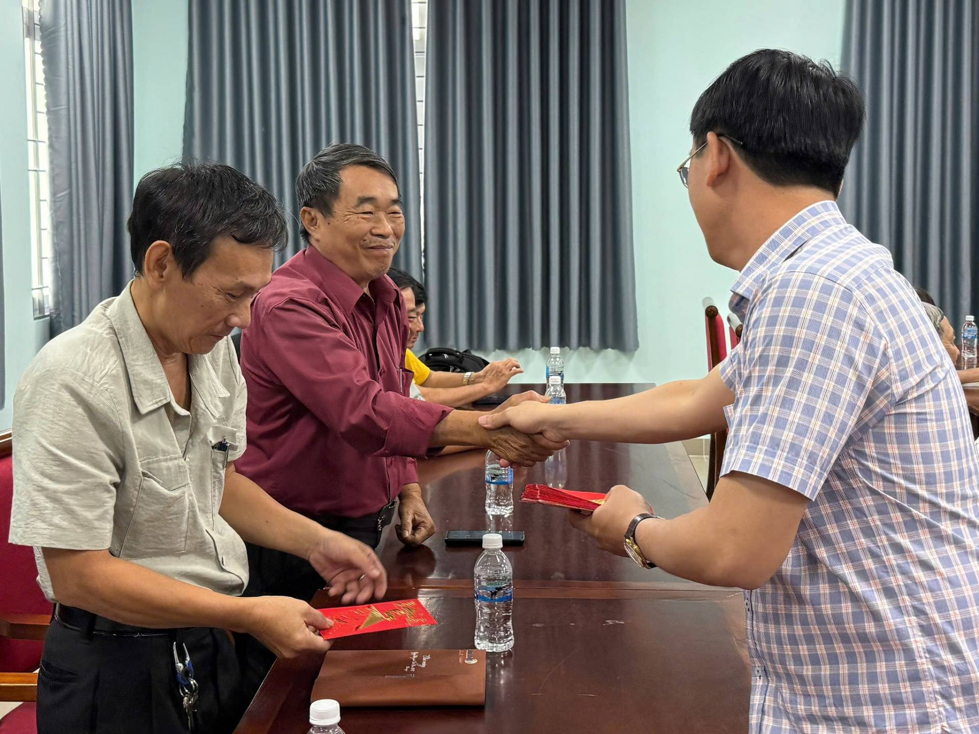 C&oacute; thể l&agrave; h&igrave;nh ảnh về một hoặc nhiều người