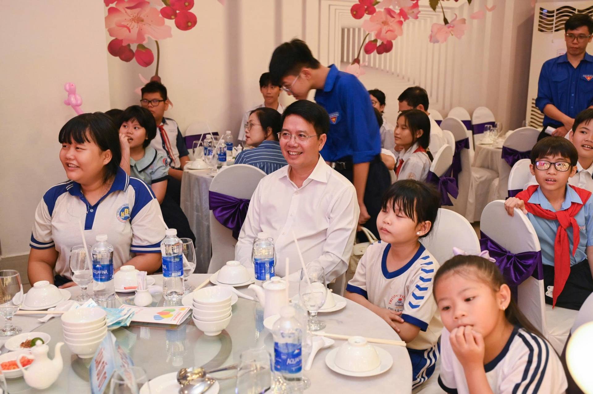 Có thể là hình ảnh về một hoặc nhiều người và văn bản