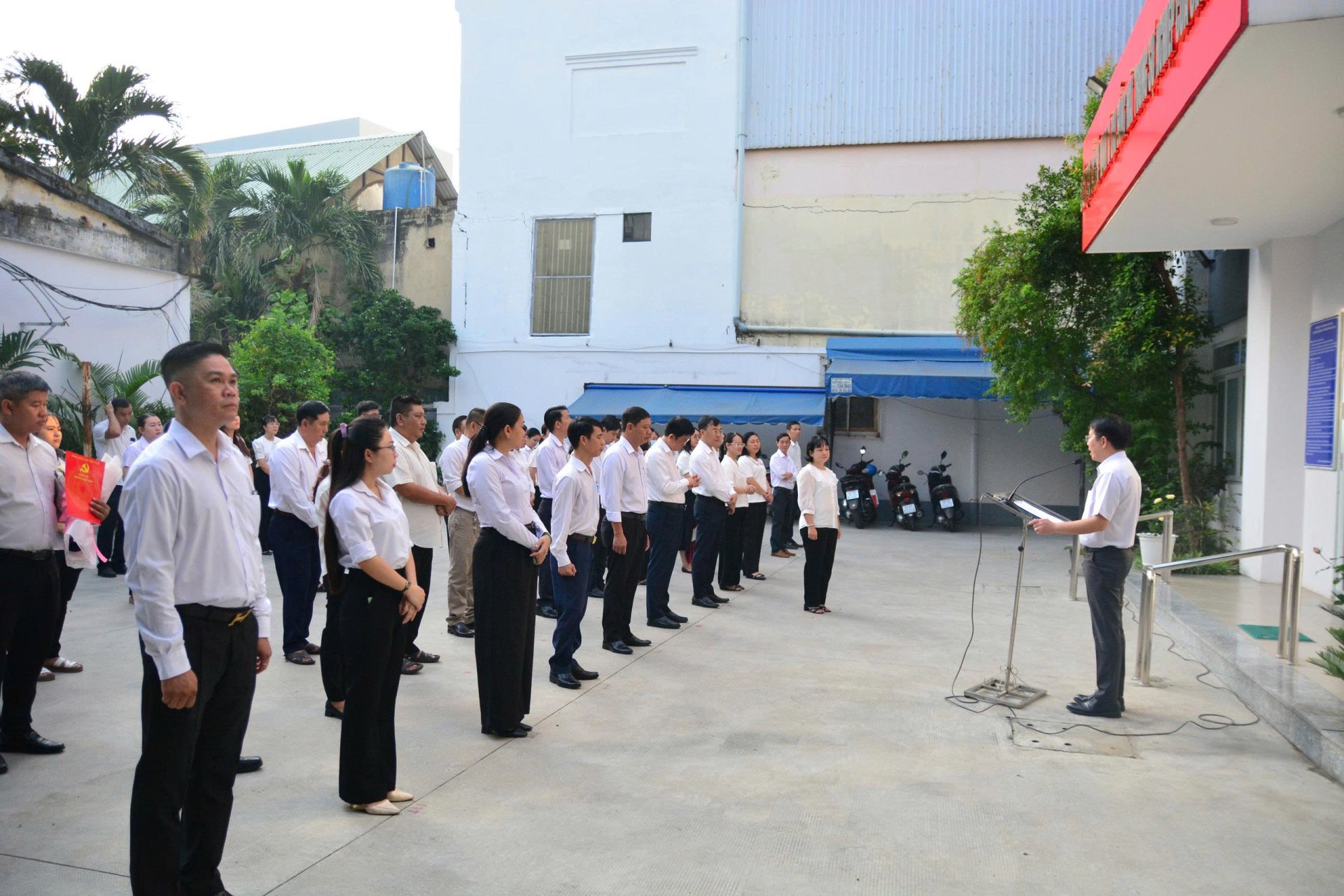 Phường Phú Lâm: Trao quyết định điều động cán bộ