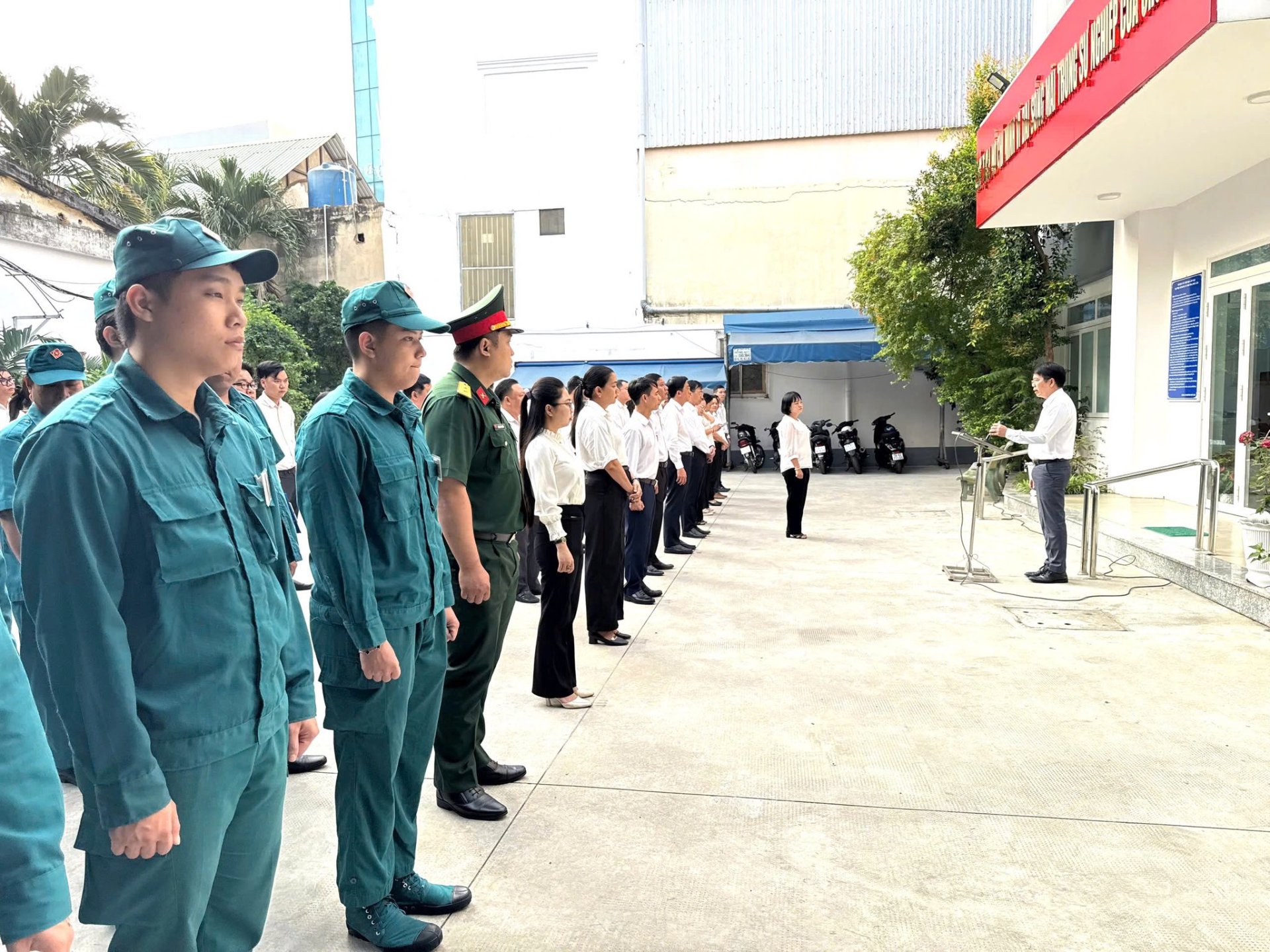 LỄ CHÀO CỜ ĐẦU TUẦN VÀ RA MẮT ĐỒNG CHÍ CHỈ HUY TRƯỞNG BAN CHQS PHƯỜNG PHÚ LÂM 🚩