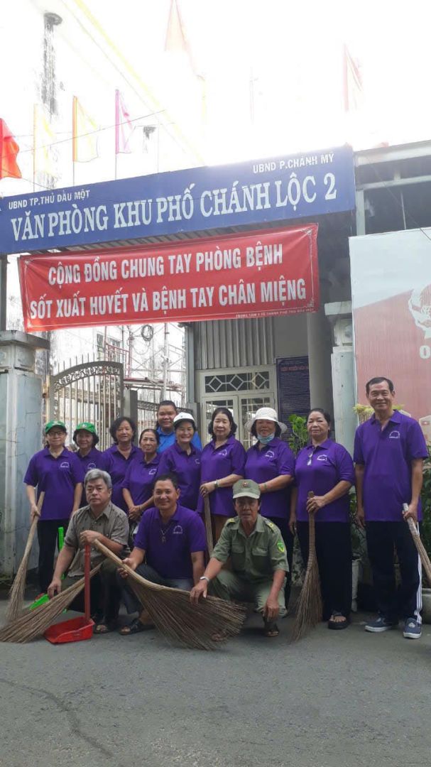 Có thể là hình ảnh về 9 người, đền thờ và văn bản cho biết 'UBND P.CHANH BNDP.CHANHMY MY UBND THU DẦU MỘT VĂNPHÒNG KHU PHỐ CHÁNH LỘC 2 CÔNG ĐỐNG CHUNG TAY PHÒNG BỆNH SỐT XUẤT HUYẾT VÀ BỆNH TAY CHÂN MIỆNG'
