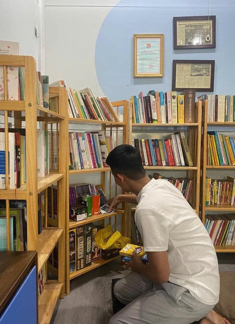 C&oacute; thể l&agrave; h&igrave;nh ảnh về 1 người, đang học, đồ chơi trẻ em v&agrave; văn bản