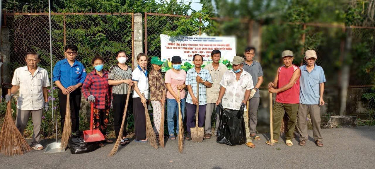 Có thể là hình ảnh về 12 người, cỏ và cây