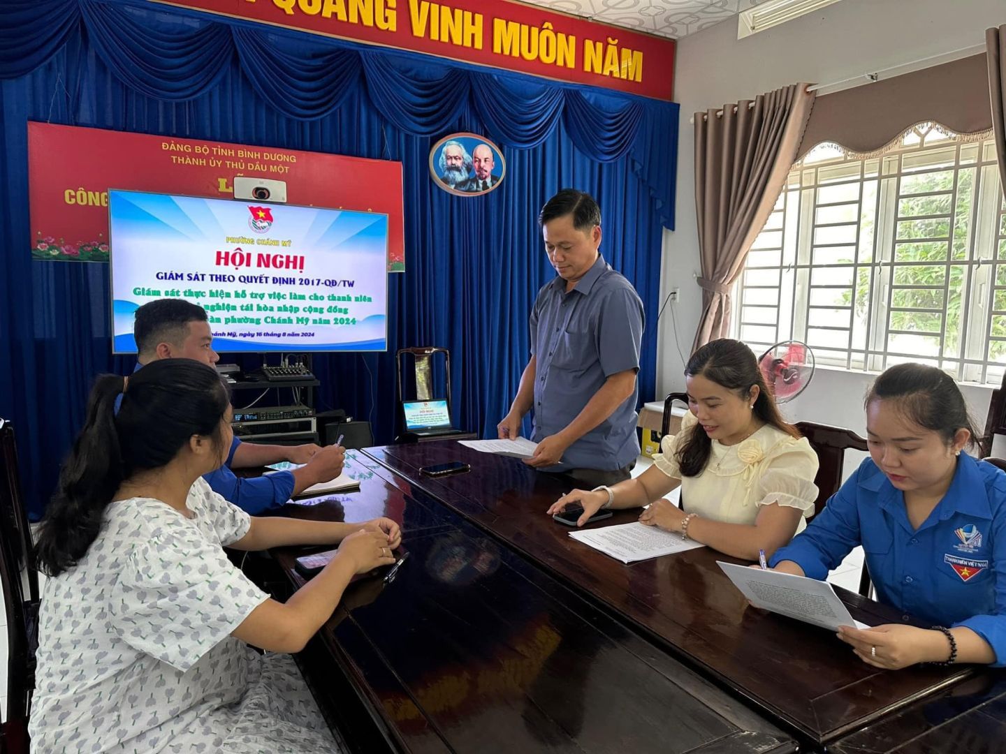 C&oacute; thể l&agrave; h&igrave;nh ảnh về 5 người, TV, ph&ograve;ng tin tức, c&aacute;i bục v&agrave; văn bản