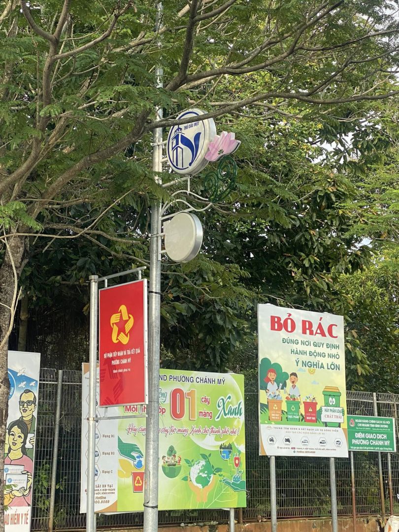 Có thể là hình ảnh về cây, đường phố và văn bản