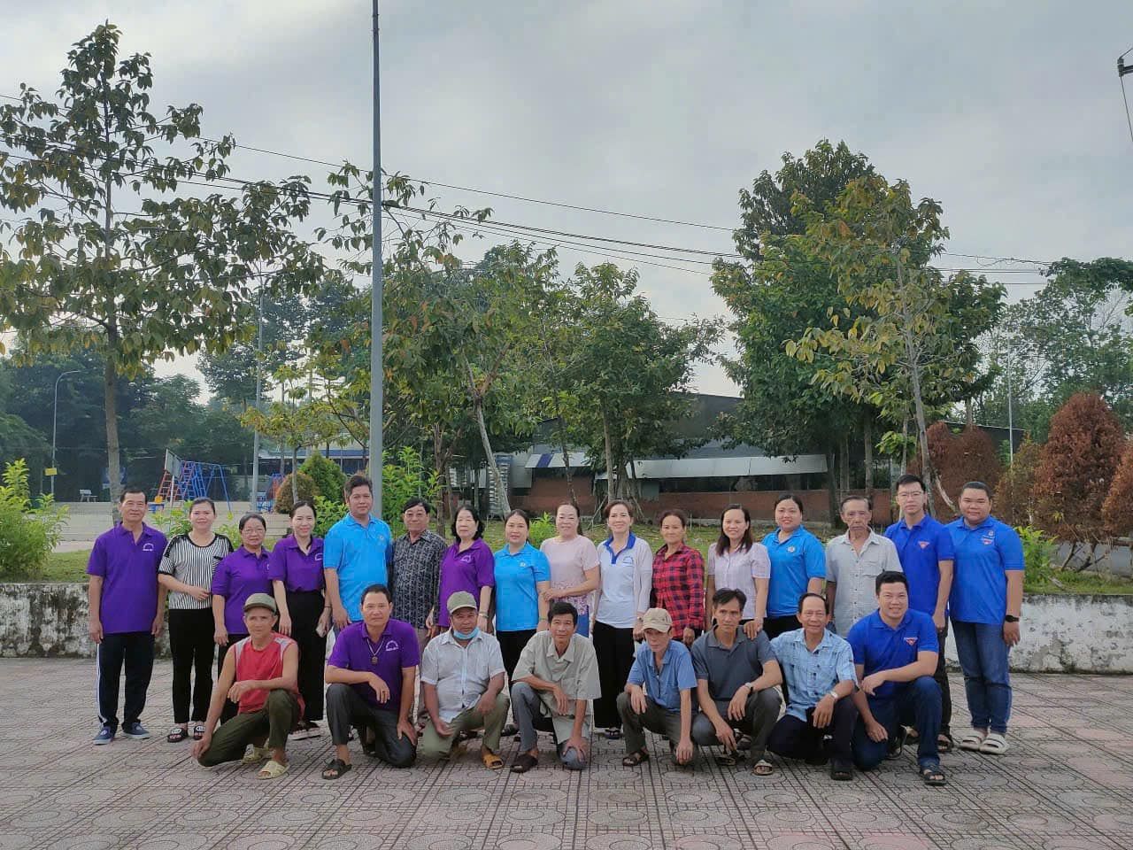 Có thể là hình ảnh về 12 người