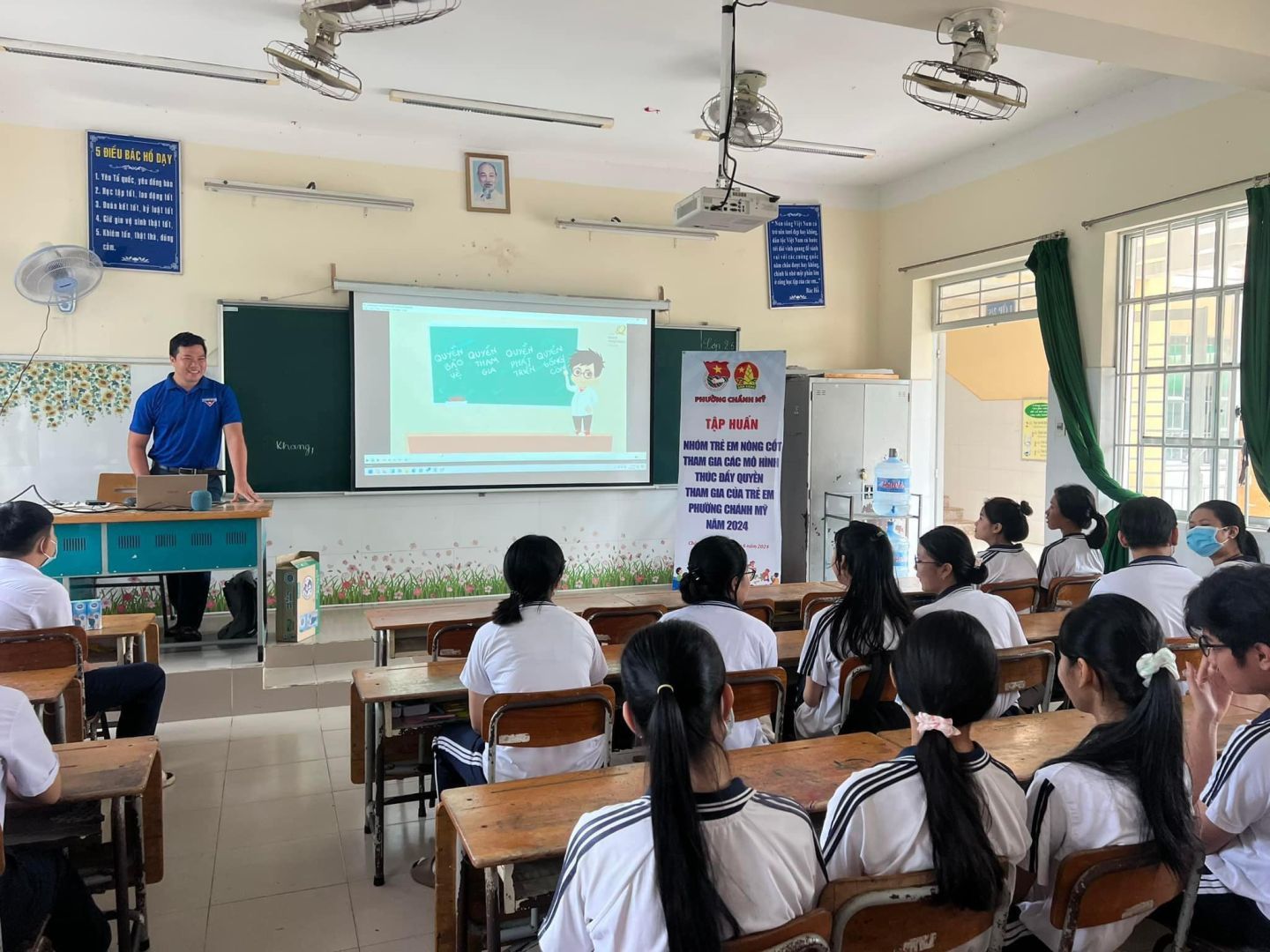 C&oacute; thể l&agrave; h&igrave;nh ảnh về 9 người, mọi người đang học v&agrave; văn bản