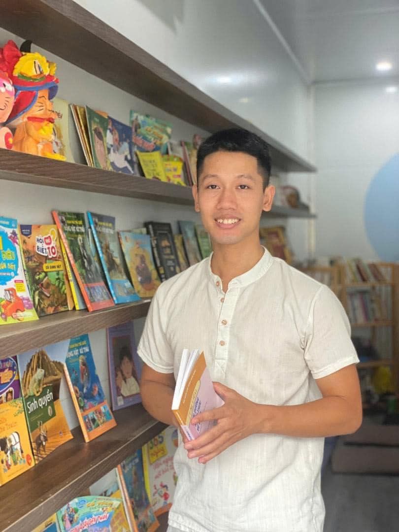 C&oacute; thể l&agrave; h&igrave;nh ảnh về 1 người, đang cười v&agrave; văn bản