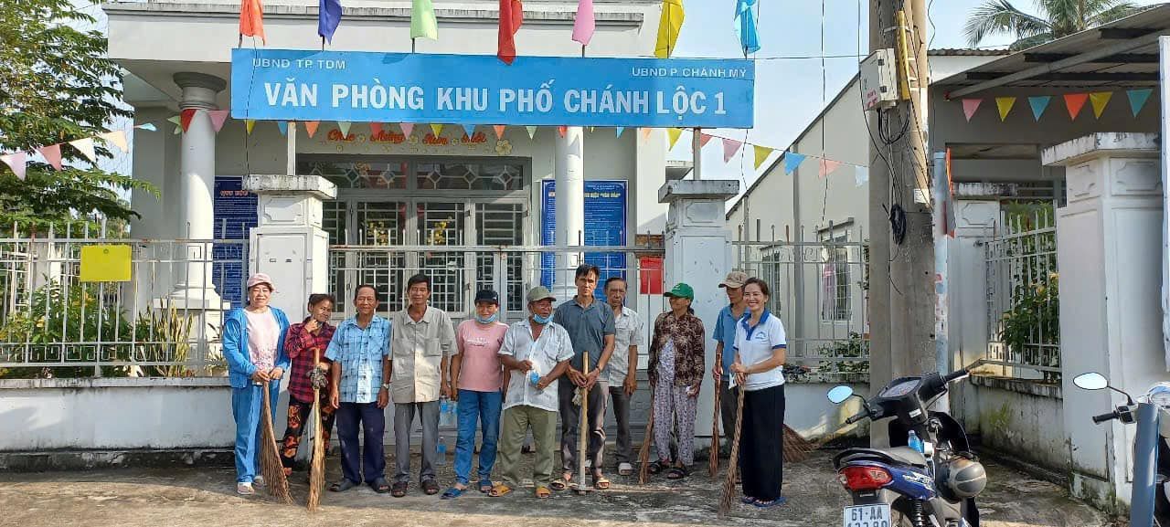 Có thể là hình ảnh về 10 người, bệnh viện và văn bản