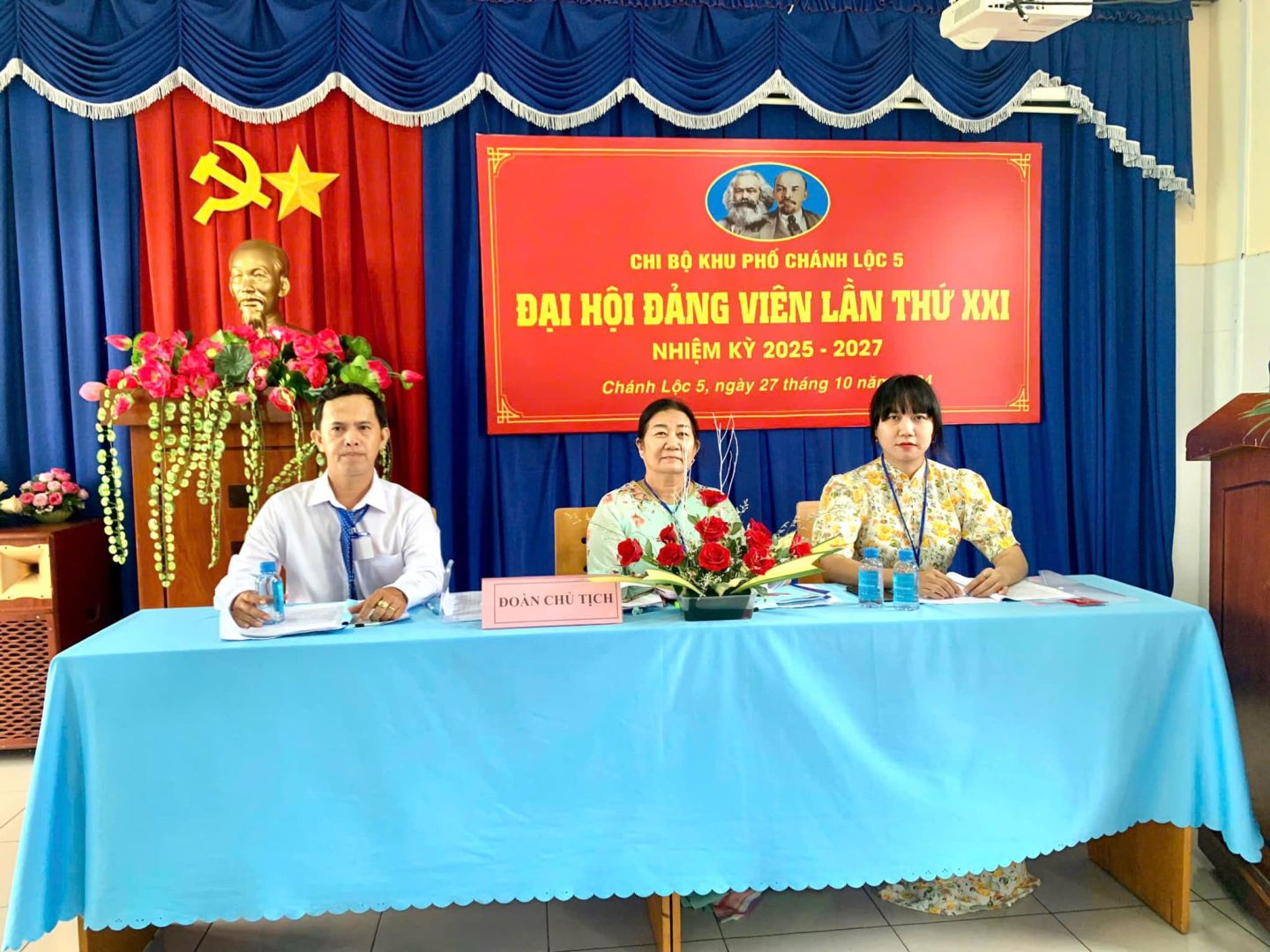 C&oacute; thể l&agrave; h&igrave;nh ảnh về 6 người, c&aacute;i bục v&agrave; văn bản