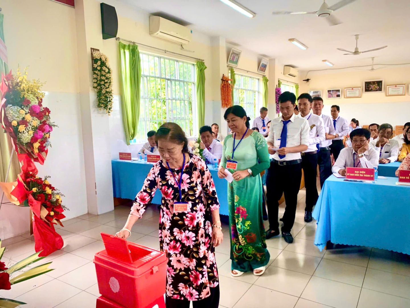 C&oacute; thể l&agrave; h&igrave;nh ảnh về 7 người