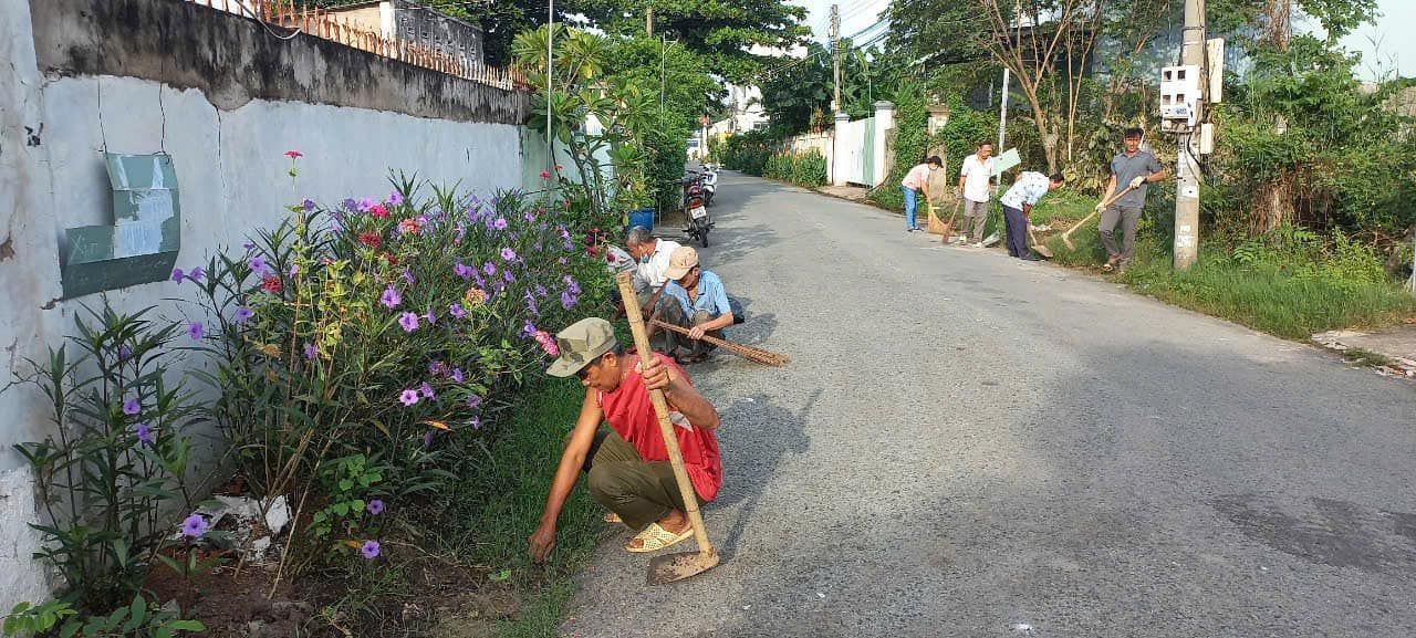 Có thể là hình ảnh về 6 người và đường phố