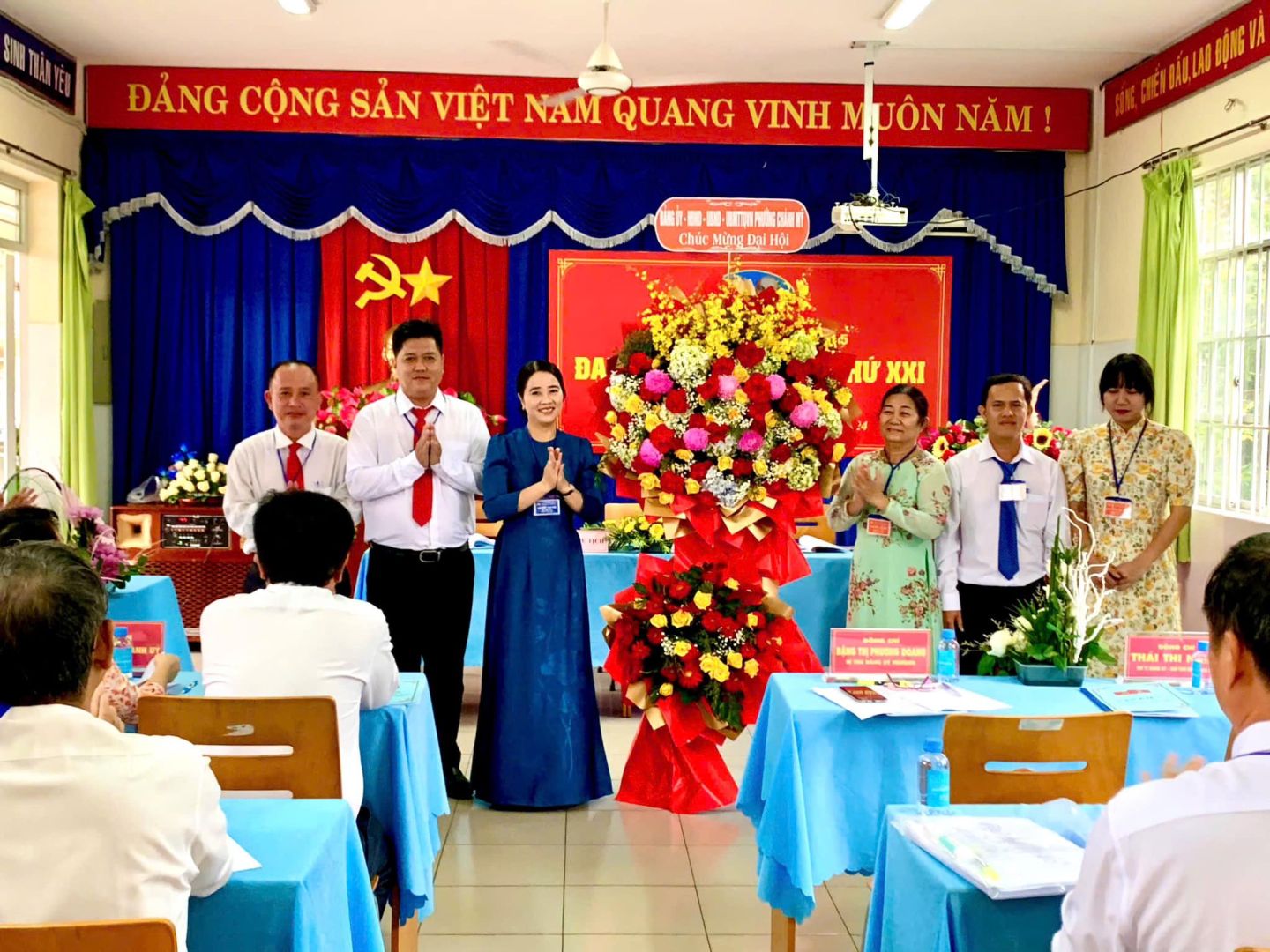 C&oacute; thể l&agrave; h&igrave;nh ảnh về 9 người, đền thờ v&agrave; văn bản