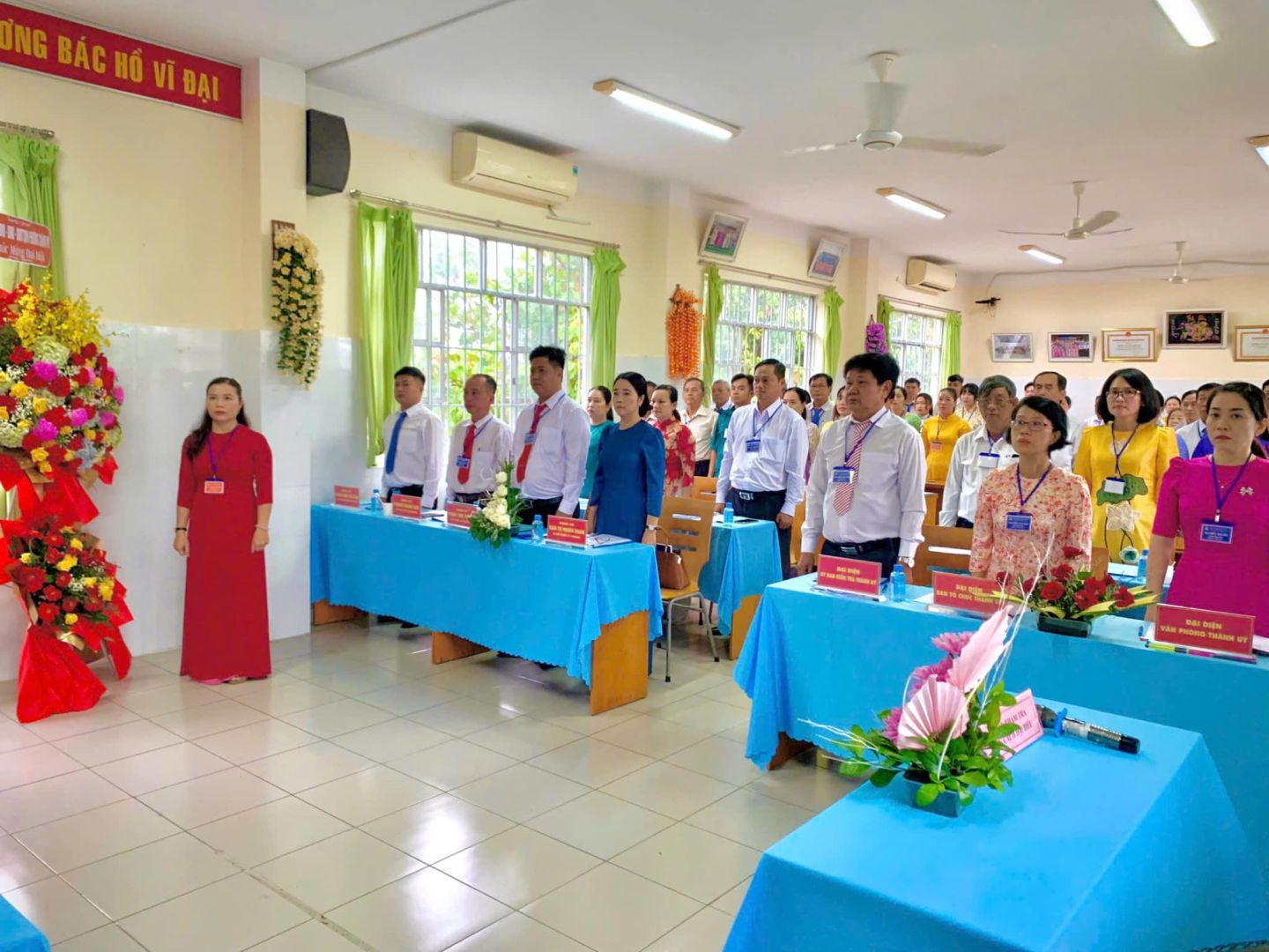 C&oacute; thể l&agrave; h&igrave;nh ảnh về 11 người, bệnh viện, c&aacute;i bục v&agrave; văn bản