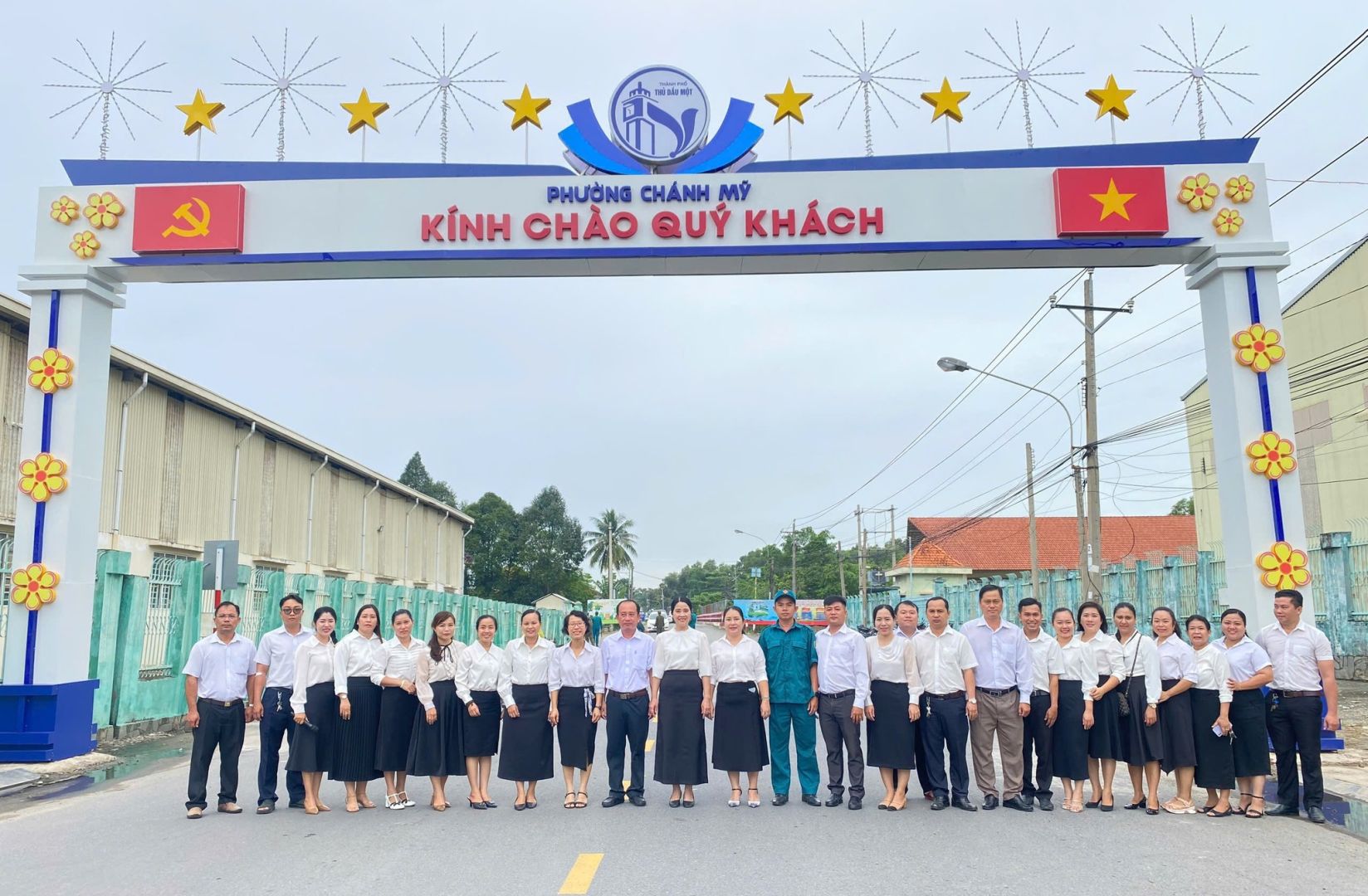 C&oacute; thể l&agrave; h&igrave;nh ảnh về 8 người v&agrave; văn bản