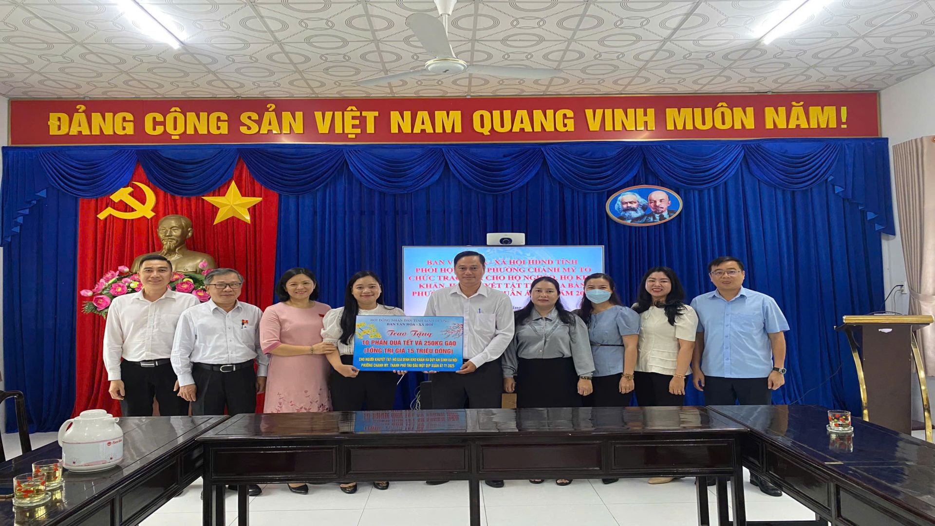 Ban Văn hóa – Xã hội HĐND tỉnh Bình Dương phối hợp với UBND phường Chánh Mỹ tổ chức trao quà hộ nghèo, hộ khuyết tật có hoàn cảnh khó khăn trên địa bàn phường nhân dịp Xuân Ất Tỵ năm 2025.