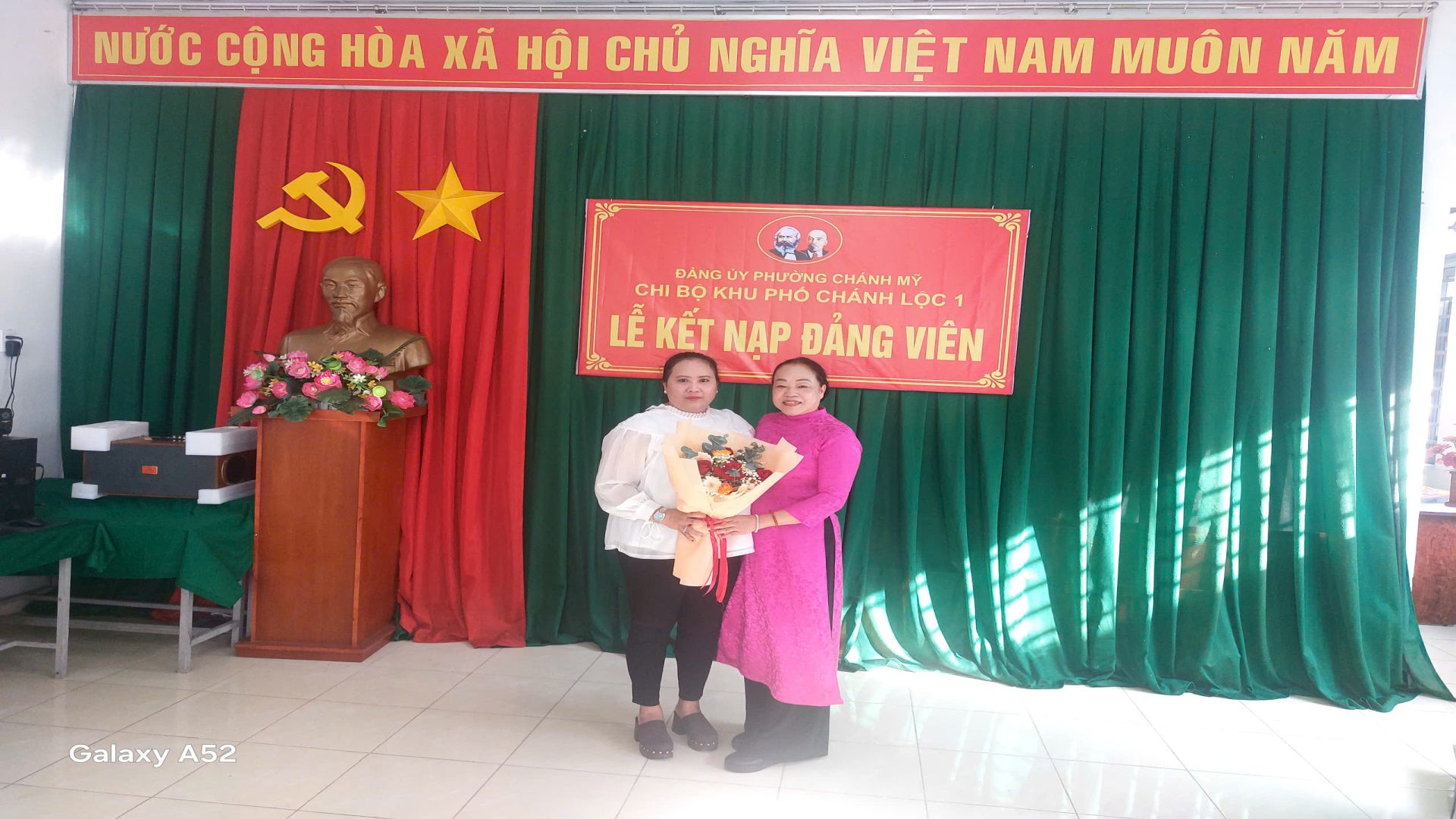 Đảng bộ phường Chánh Mỹ: Tổ chức kết nạp đảng viên là chủ doanh nghiệp khu vực ngoài nhà nước.