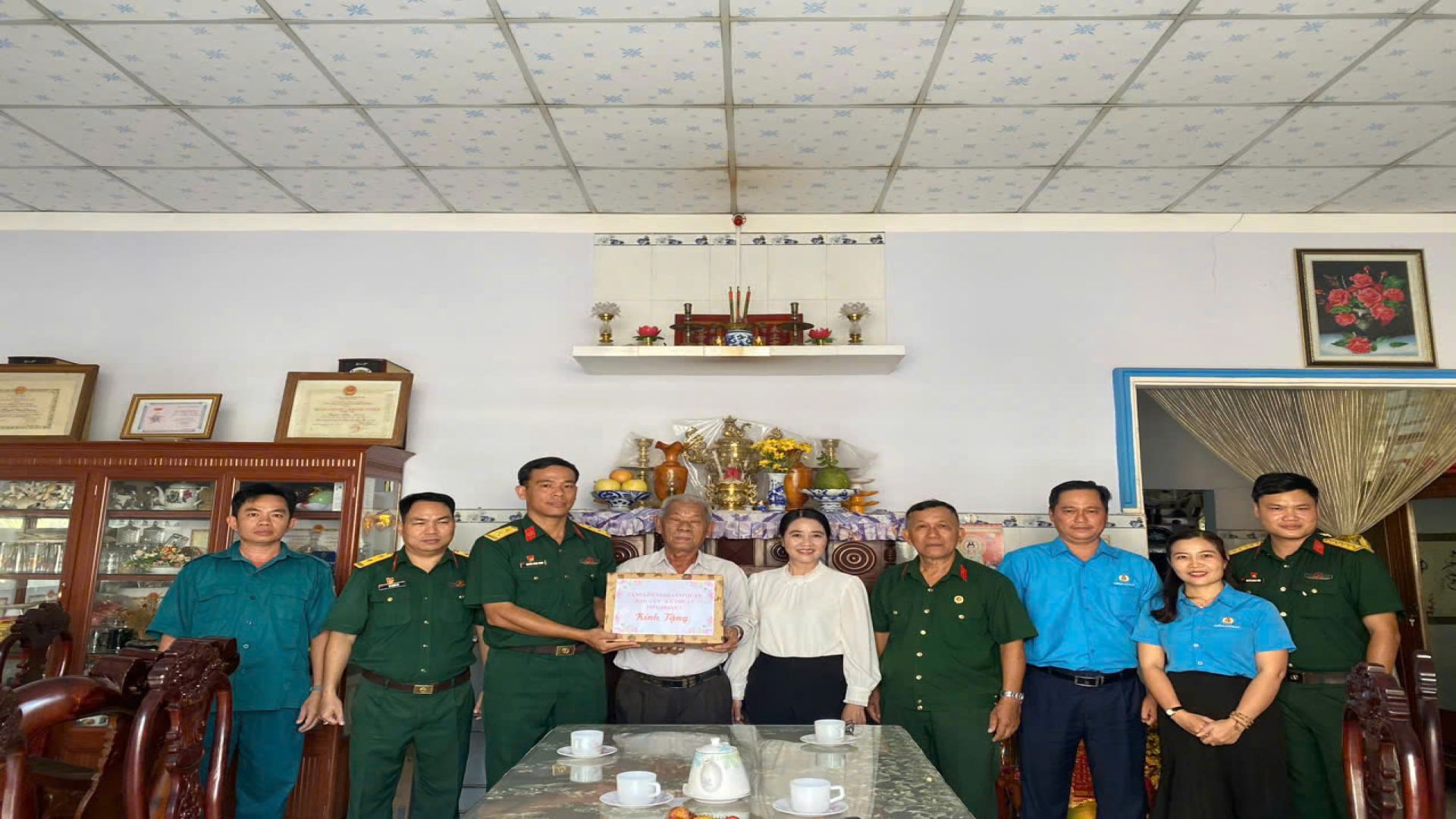 Lãnh đạo phường Chánh Mỹ và trường Sĩ quan Công binh thăm, tặng quà cho các gia đình chính sách, người có công trên địa bàn phường.