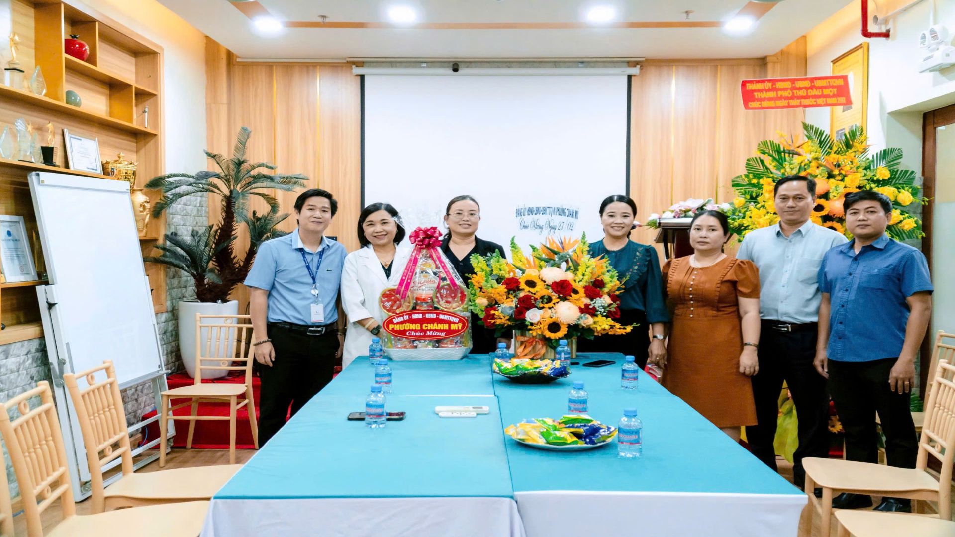 Lãnh đạo phường Chánh Mỹ thăm chúc mừng cơ sở y tế trên địa bàn