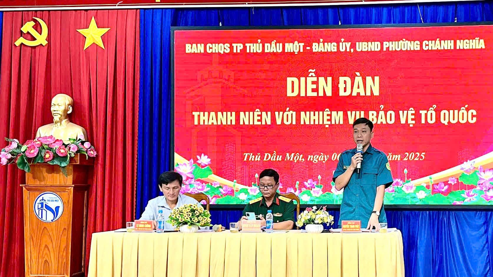 Có thể là hình ảnh về 3 người, cái bục và văn bản cho biết 'ん 材圖 BAN CHQS TP THỦ DẦU MỘT BẢNG ỦY, UBND PHƯỞNG CHÁNH NGHĨA DIỄN ĐÀN THANH NIÊN VỚiI NHIỆM γω BẢO VỆ TỔ QUỐC NINO 3 Thủ ThủDầu Dầu Một, ngày 00 ăm2025 ăm 2025'