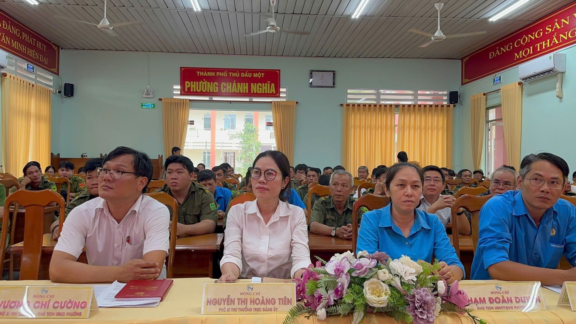 Có thể là hình ảnh về 7 người, cái bục và văn bản cho biết '西 新円 PHƯỜNGCHÁNHNGHĨA PINOCOGAN ĐA CONGSAN SẢN CỘNG MONTHANG MỌI THĂNG ƯƠN CHCƯỜNG ĐÔNGE CHÍ CƯỜNG mIOH LABMA PHƯONO NGUYỄN ĐÔNGCH NGUYỄNTHIHOÀNGTIÊN หซี่ พ THI HOÀNG TIÊN TRứC ง HAMDOANDUN 69 แท HẠM ĐOAN DUY JLOr'