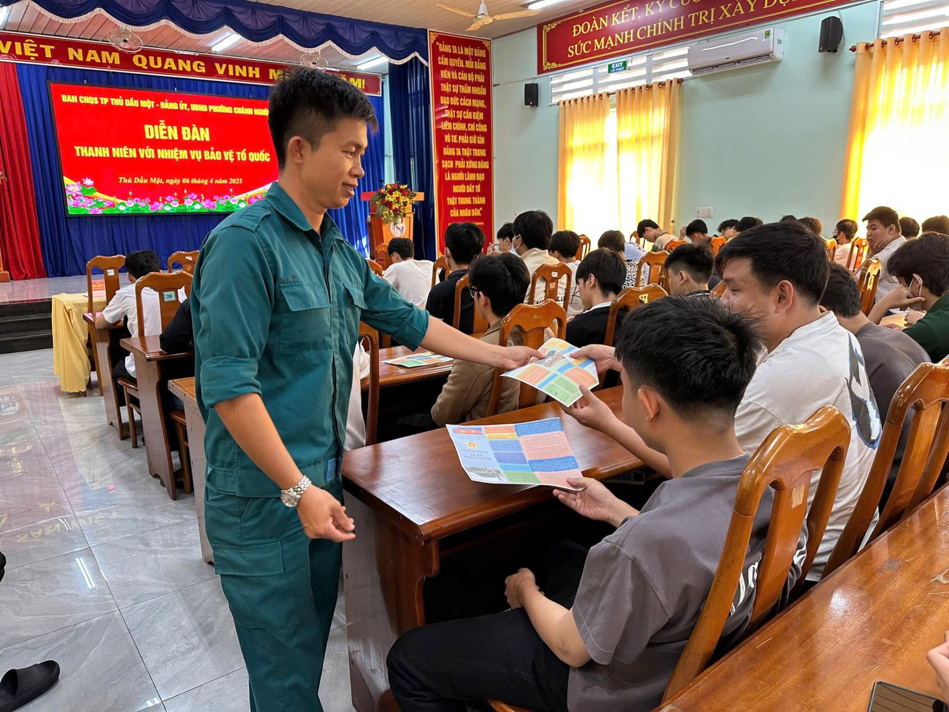 Có thể là hình ảnh về 2 người, mọi người đang học và văn bản