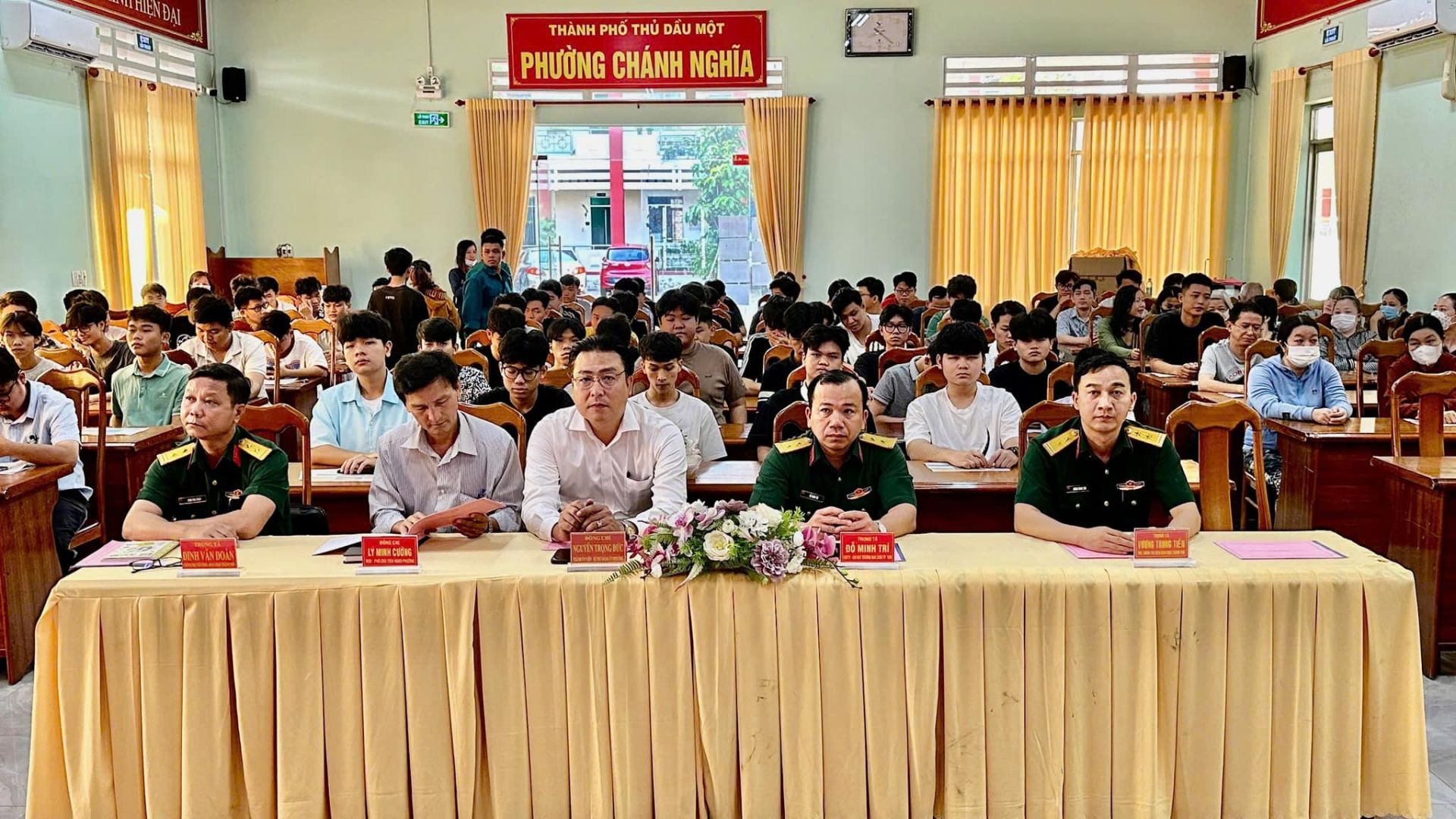 Có thể là hình ảnh về một hoặc nhiều người, đền thờ và văn bản cho biết 'LENDA MnO THÀNH Ho THÀNHPHÓTHÚDÁUMỘT τHй DẤU moT MỘ PHƯỞNG PHƯỜNGCHÁNHNGHĨA CHÁNH NGHĨA 쌀 돈 800 NMIN'