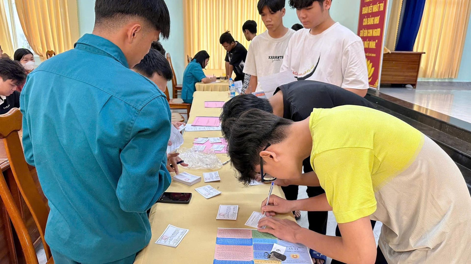Có thể là hình ảnh về 7 người, mọi người đang học, bàn, bàn cờ và văn bản