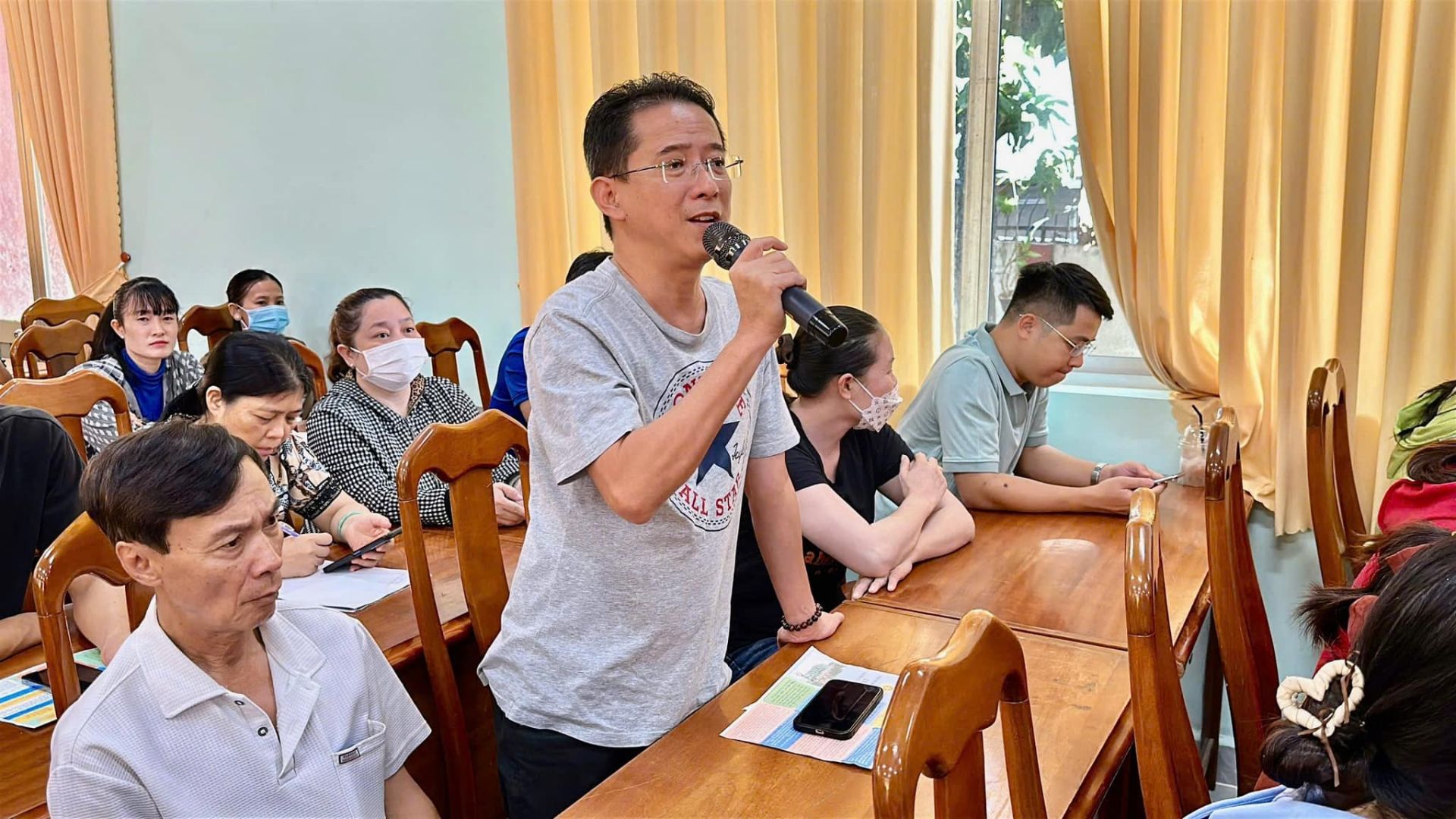 Có thể là hình ảnh về 8 người và bàn
