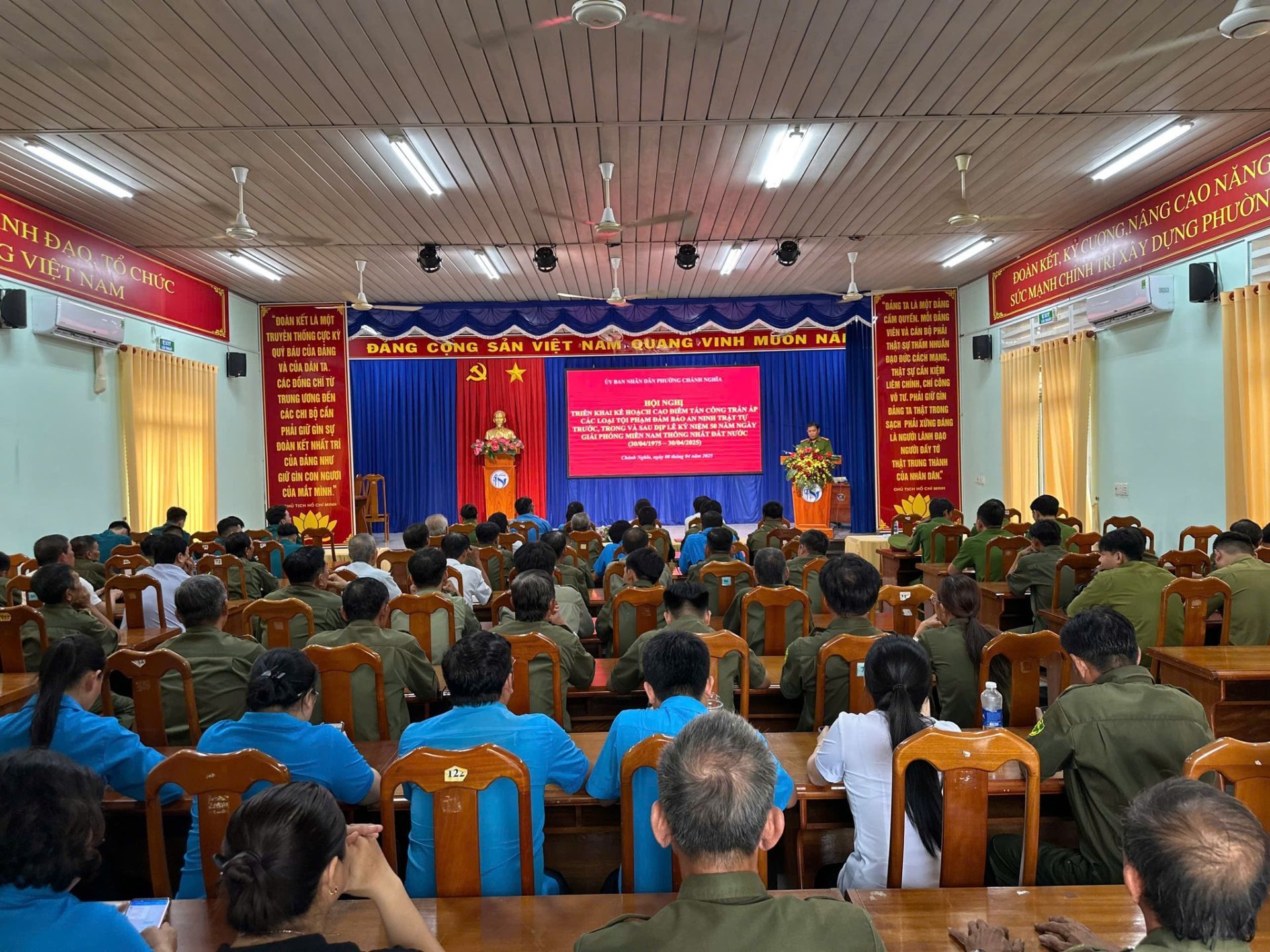 Có thể là hình ảnh về 3 người, cái bục và văn bản