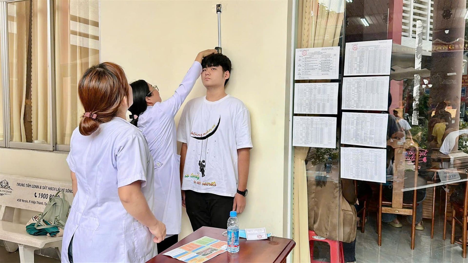 Có thể là hình ảnh về 3 người, mọi người đang học, bệnh viện và văn bản
