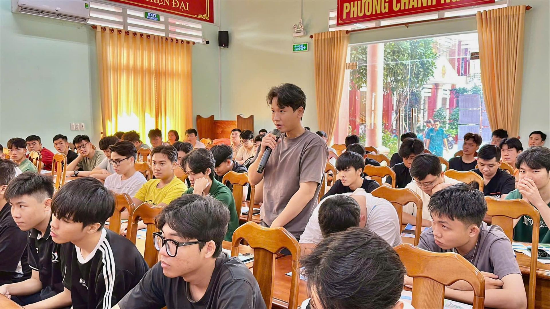 Có thể là hình ảnh về 4 người, mọi người đang học và văn bản
