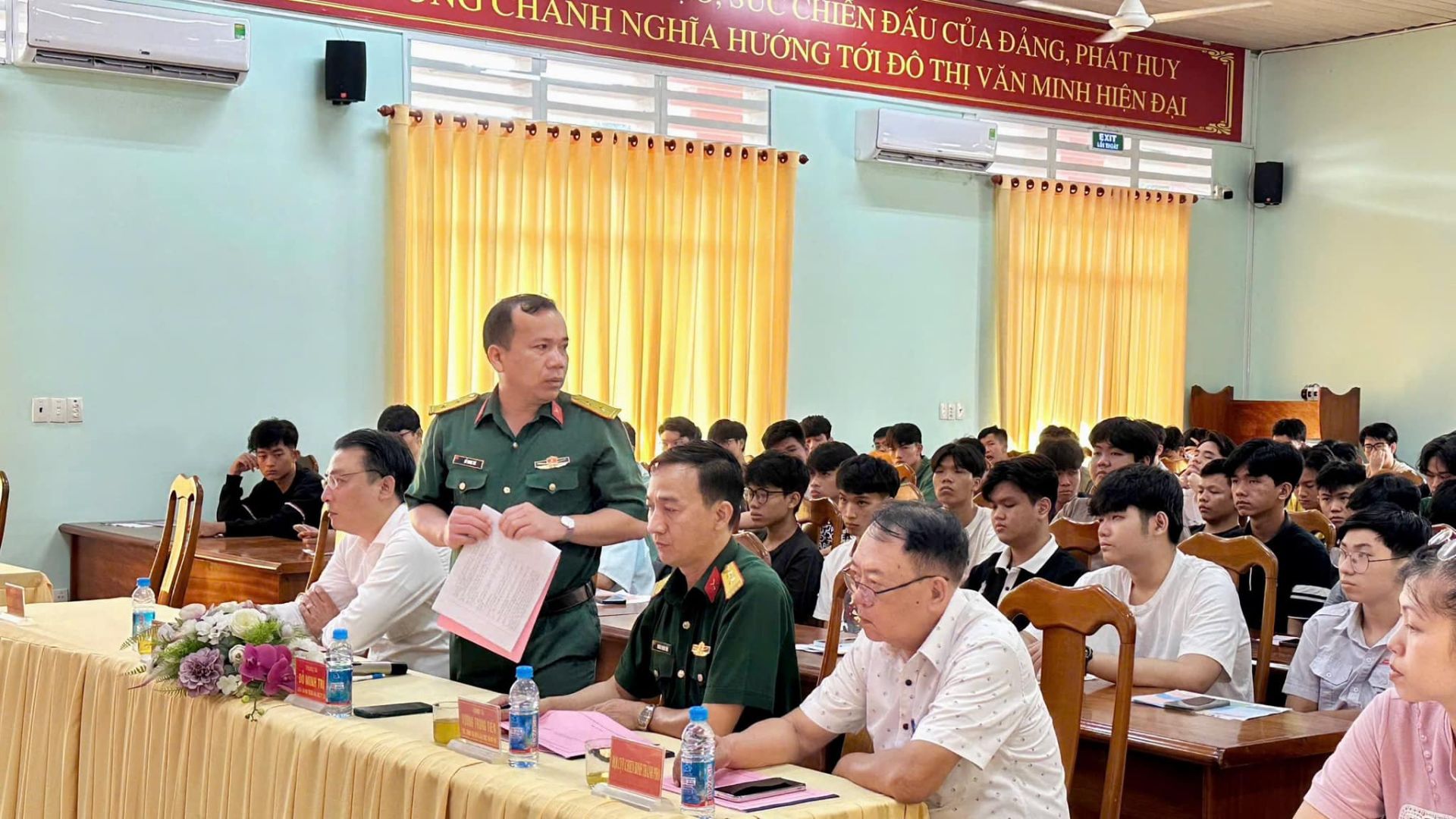 Có thể là hình ảnh về 3 người và văn bản cho biết 'TUCHANH CΠΑ NGHĨA HƯỚNG CHIEN ĐẦU CỦAĐẢNG, CỦA ĐẢNG, PHÁT TỚI ĐÔ THỊ VĂN PHATHUY HUY MINH MINHHIÊNDAI HIÊN HIÊNDAI ĐẠI 円 ・国道 י'תיייווי'