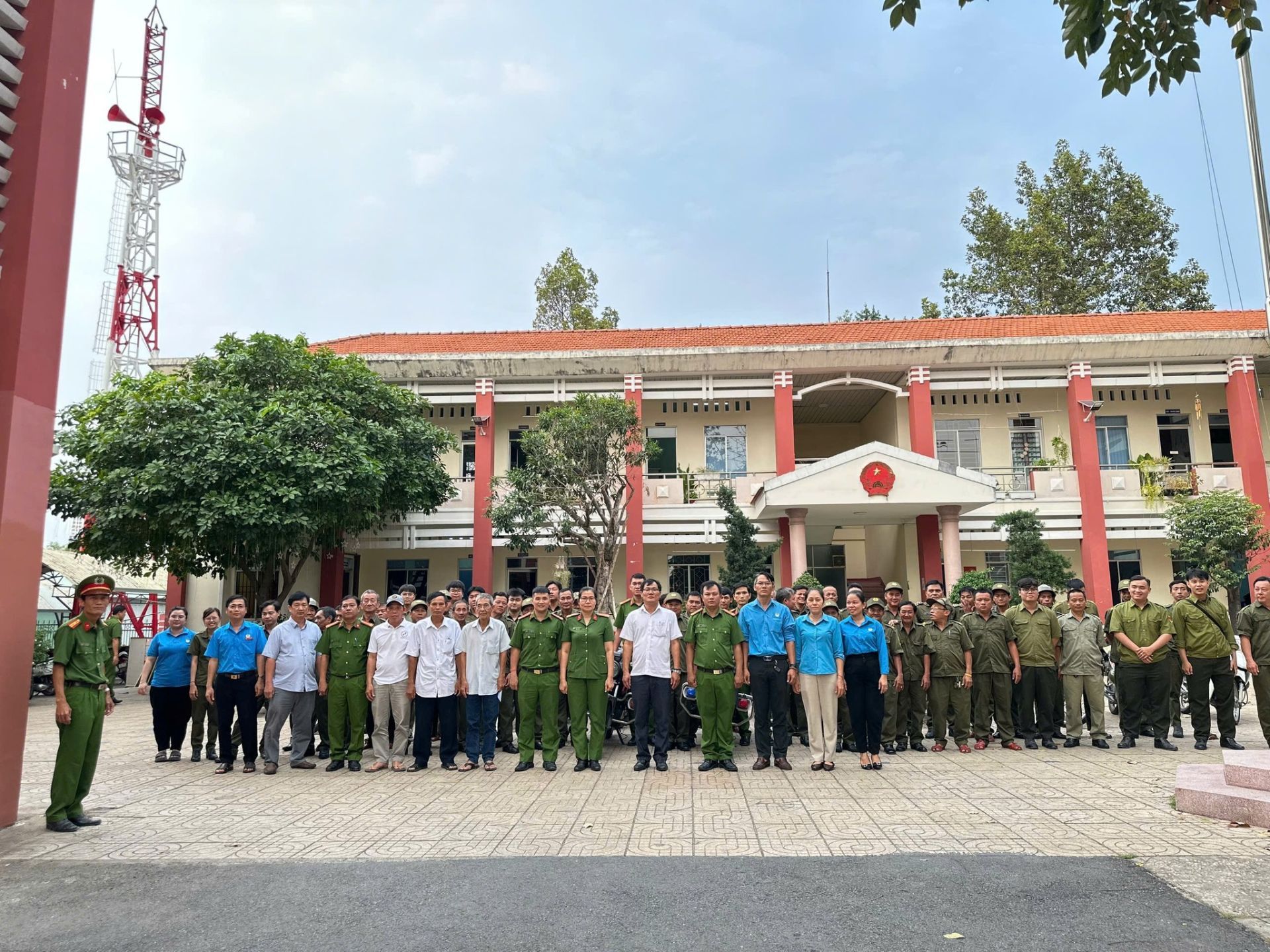 Có thể là hình ảnh về 10 người và bệnh viện