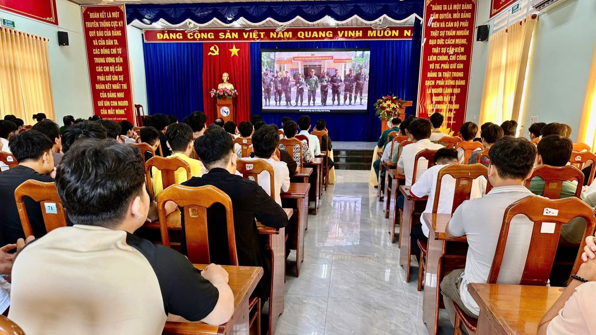 Có thể là hình ảnh về 5 người và văn bản