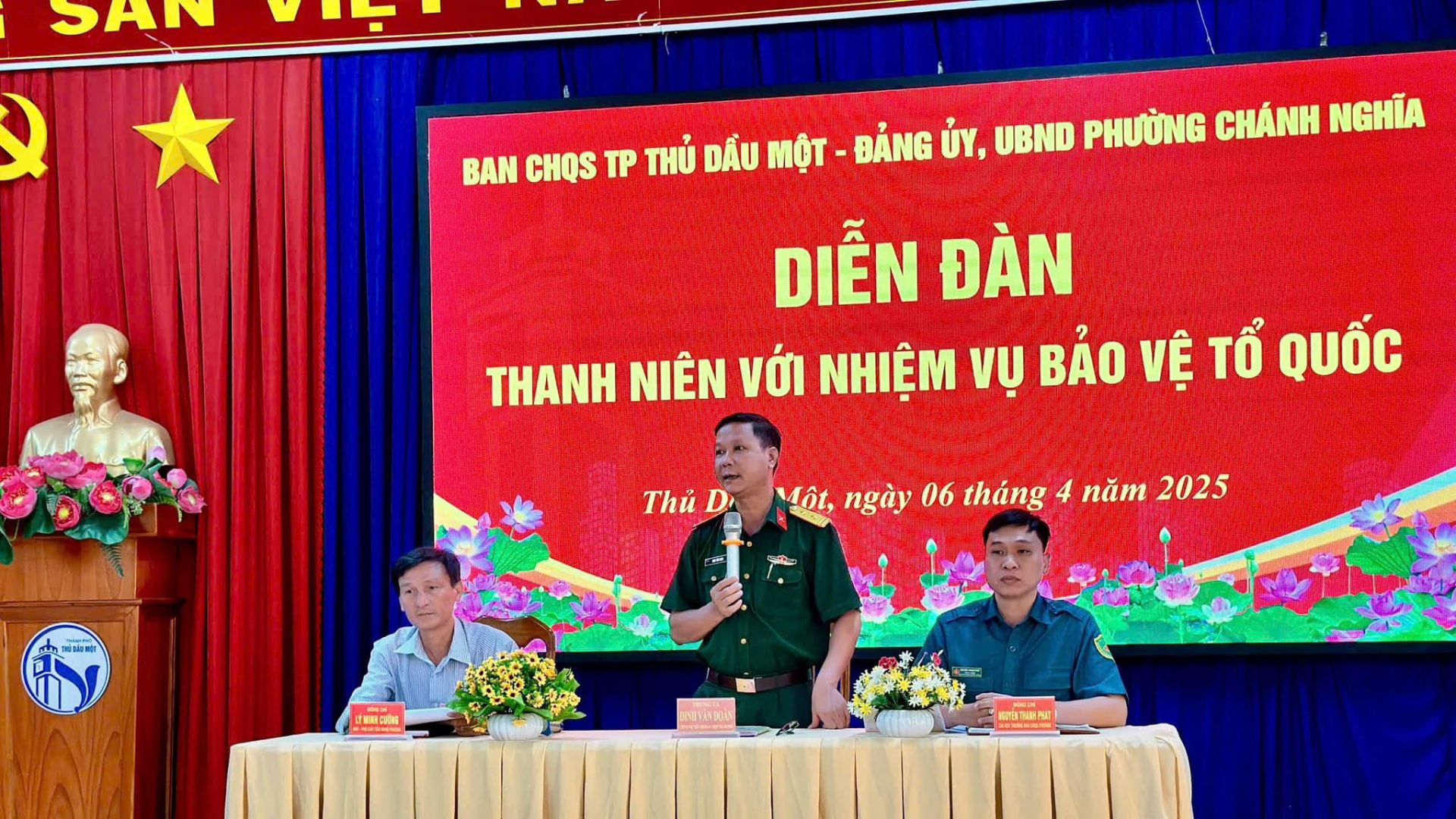 Có thể là hình ảnh về 3 người và văn bản cho biết 'SAN VIL 又 BAN CHQS TP τΗύ DẦU MỘT -BÁNG ỦY, UBND PHƯỞNG CHÁNH NGHĨA DIỄN ĐÀN THANH NIÊN VỚI NHIỆM VỤ BẢO VỆ TỔ QUỐC ThủD Thủ MESUNOI Một, ngày 06 tháng 4 năm 2025 ว 知口· NAPISSD.RE'
