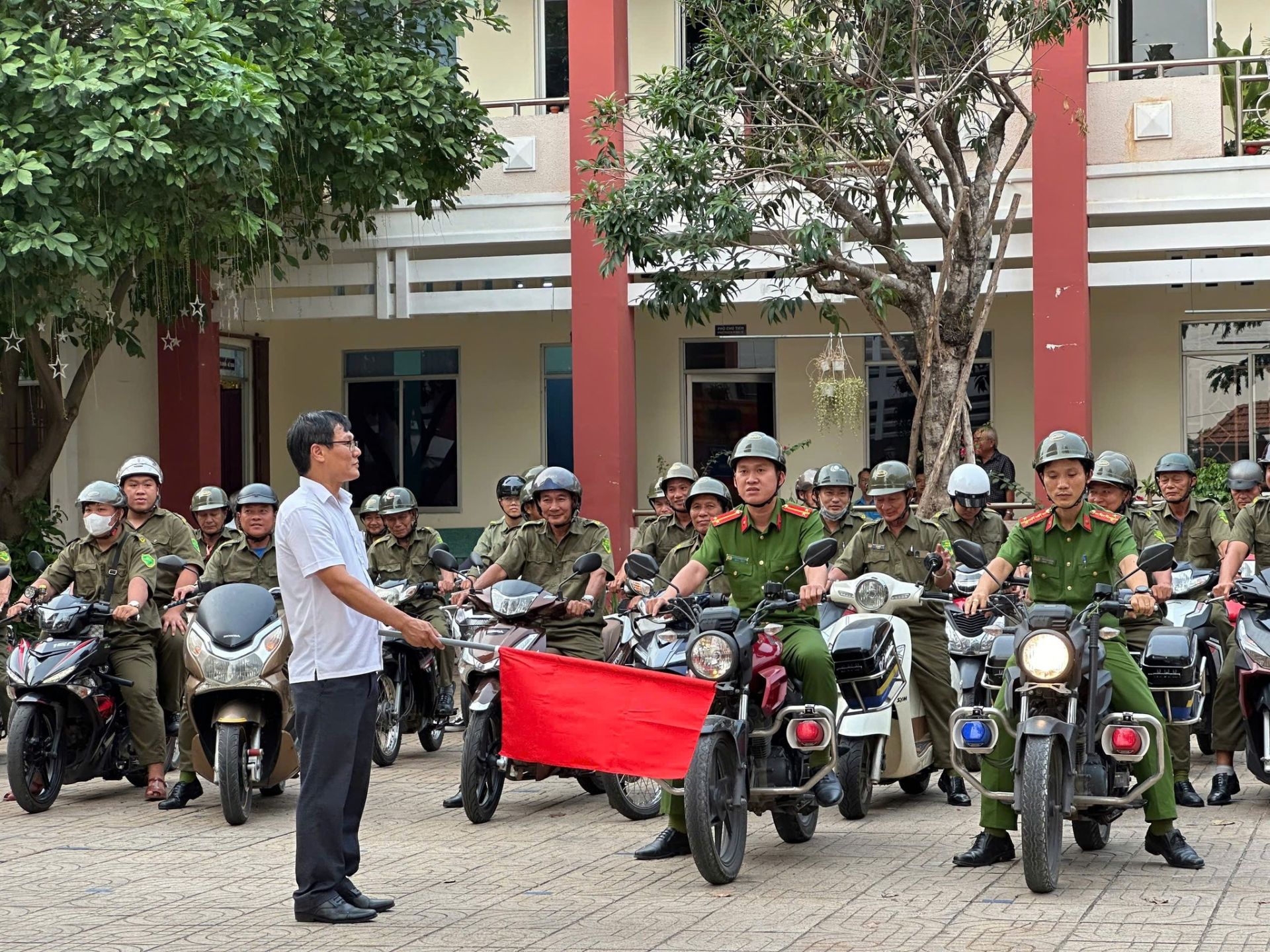 Có thể là hình ảnh về 10 người, xe scooter, xe môtô và văn bản