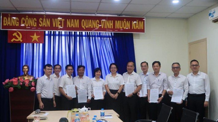 Có thể là hình ảnh về văn bản cho biết 'ĐANG CONG SÁN VIỆT NAM QUANG-VINH QUANG-VINHMUÔNKĂM VINH MUÔN NTAM QUANG ん'