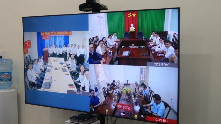 Có thể là hình ảnh về TV, phòng tin tức và văn bản