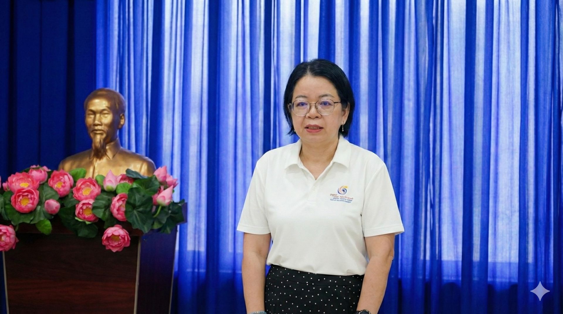 Có thể là hình ảnh về cái bục và văn bản